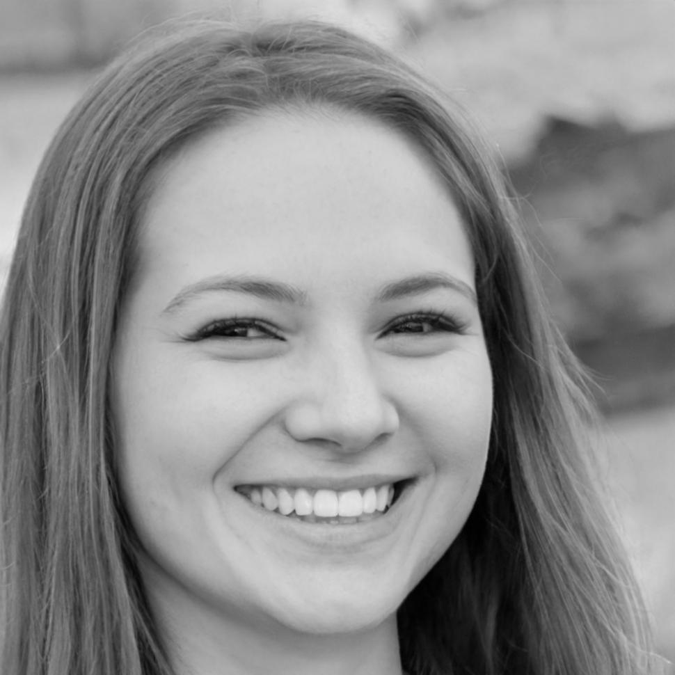 Conseillère financière praeliontra analysant un calendrier budgétaire